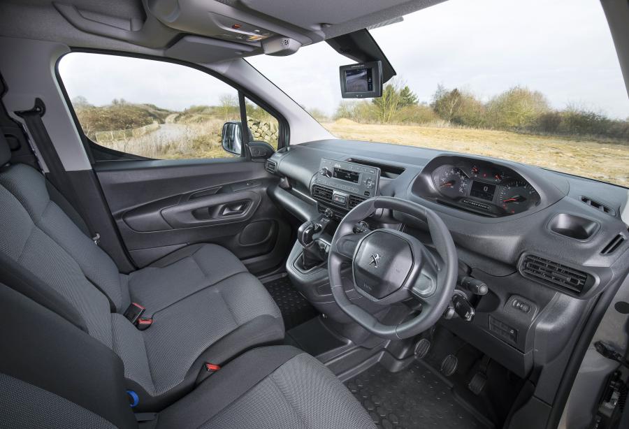 Интерьер Peugeot Partner 2018 года  (UK) (фото 3 из 10)